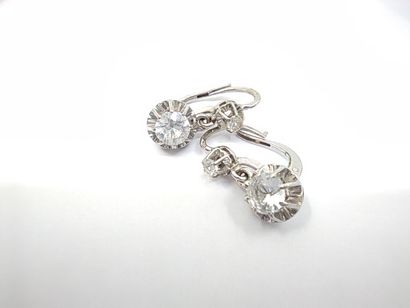 PAIRE DE DORMEUSES

Or blanc ornées de pierres...
