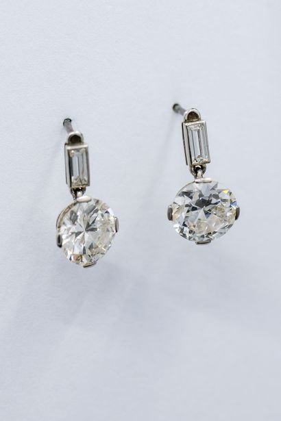 PAIRE de boucles d'oreilles en platine ornée...