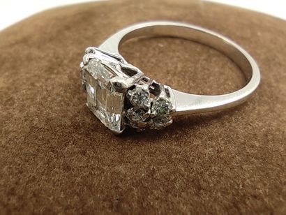 BAGUE en or gris 750° ornée d'un diamant...