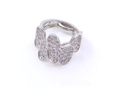 BAGUE en or gris 750° formant cinq motifs...