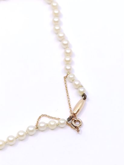 
COLLIER DE 102 PERLES en chute, fermoir...