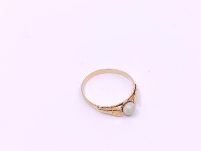 BAGUE en or jaune 750° et pierres blanches...
