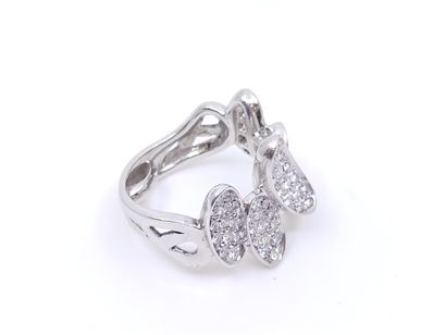 BAGUE en or gris 750° formant cinq motifs...