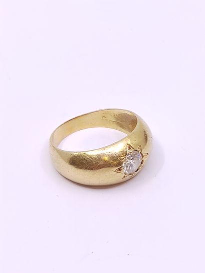 BAGUE demi-jonc en or jaune 750° ornée d'un...