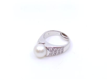 BAGUE dôme en or gris 750° surmontée d'une...