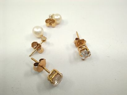 
DEUX paires de boucles d'oreilles en or...
