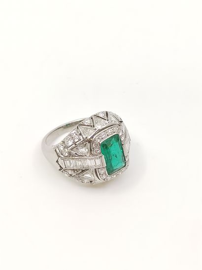 BAGUE en platine ornée d'une émeraude rectangulaire...