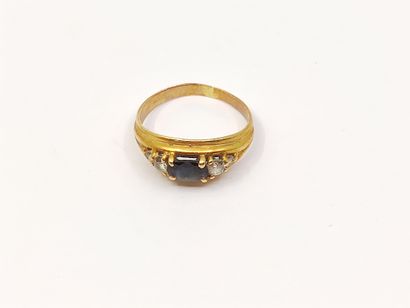 BAGUE en or jaune 750° ornée d'un saphir...
