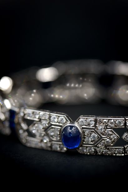 
MAGNIFIQUE BRACELET en platine à décor géométrique...