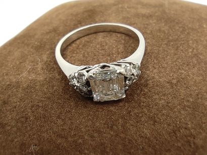 BAGUE en or gris 750° ornée d'un diamant...