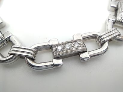 BRACELET en or gris 750°serti de vingt et...