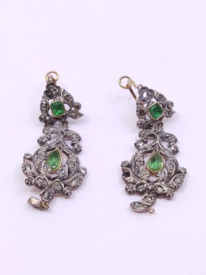 PAIRE de boucles d'oreilles girandoles en...