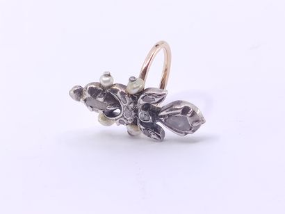 BAGUE fleur de lys en or 750 °et argent ornée...