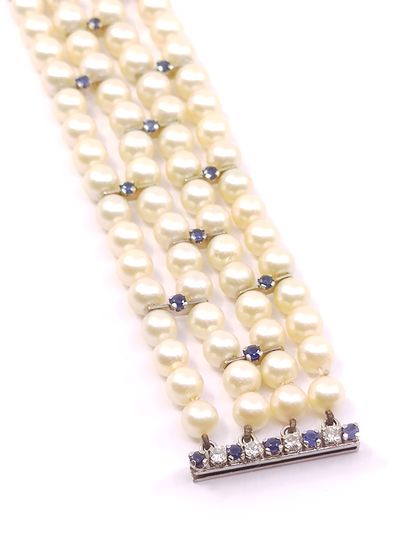 BRACELET quatre rangs de perles ponctué de...