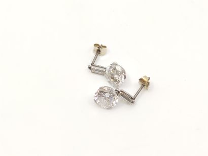 PAIRE de boucles d'oreilles en platine ornée...