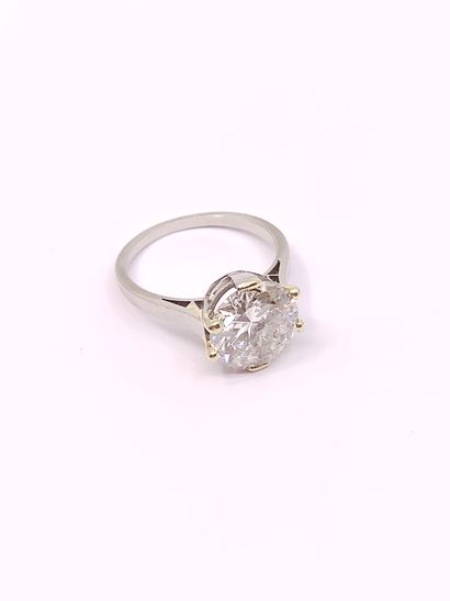 
BAGUE en platine ornée d'un diamant d'environ...