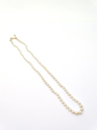 COLLIER de 85 perles en chute, fermoir à...