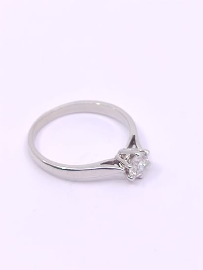 
BAGUE solitaire en or gris 750 ornée d'un...
