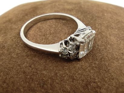 BAGUE en or gris 750° ornée d'un diamant...