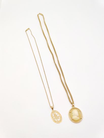 
Deux chaînes en or jaune 750 et deux pendentifs...