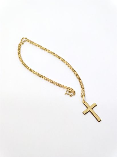 CHAINE en or jaune 750° ornée d'une croix...