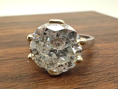 
BAGUE en platine ornée d'un diamant d'environ...