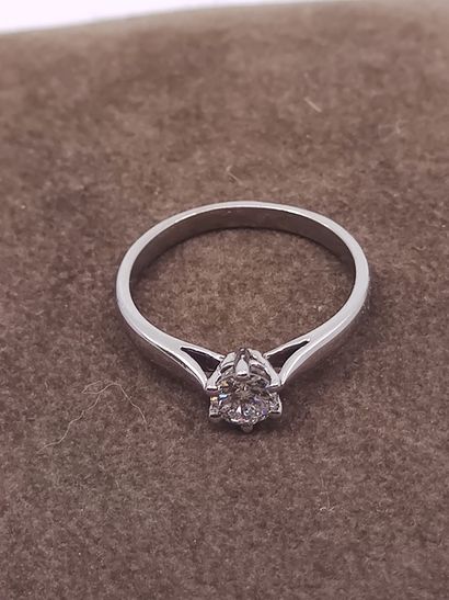 
BAGUE solitaire en or gris 750 ornée d'un...