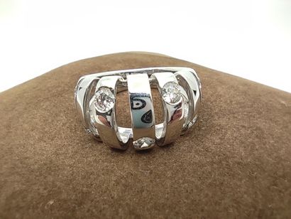 BAGUE jonc ajourée en or gris 750° ornée...