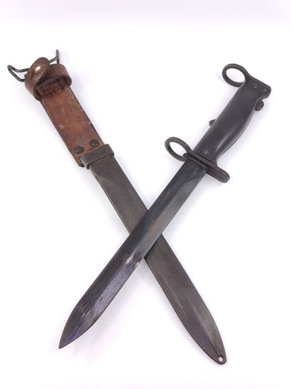 Set including : 

Dagger. Handle with leather...