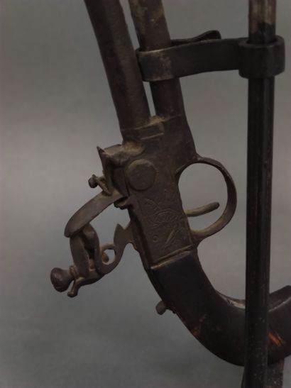 Pied de lampe, orné d'un pistolet double...
