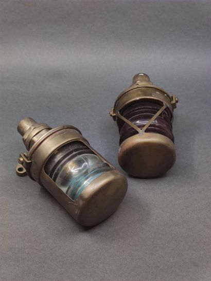 DEUX LAMPES

de bateau en bronze doré