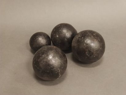 Lot de 11 boulets de canon dans un chaudron...