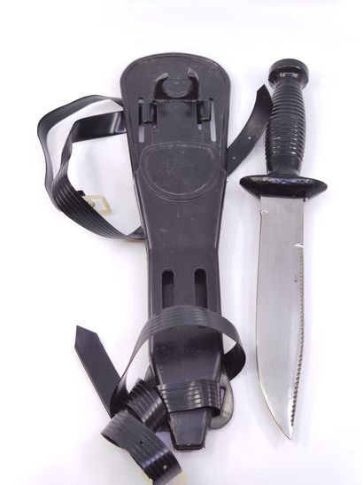 Set including : 

Dagger. Handle with leather...