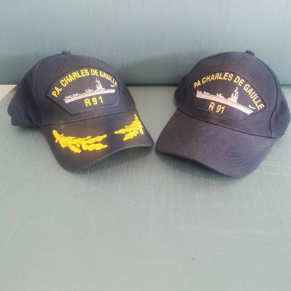 Quatre casquettes représentant deux fois...