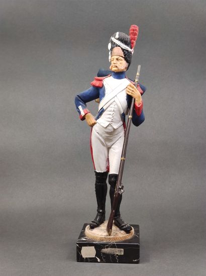 Ensemble de neuf statuettes en biscuit et...