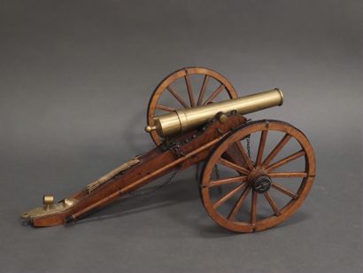 Réplique de pièce d'artillerie en bois et...