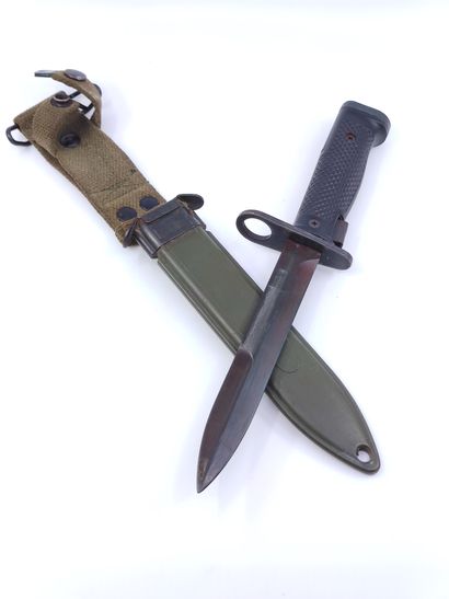 Set including : 

Dagger. Handle with leather...
