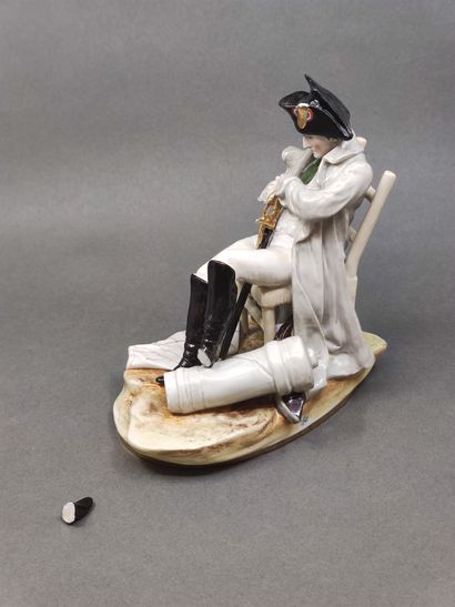 Ensemble de neuf statuettes en biscuit et...