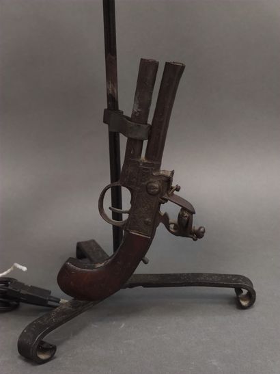 Pied de lampe, orné d'un pistolet double...