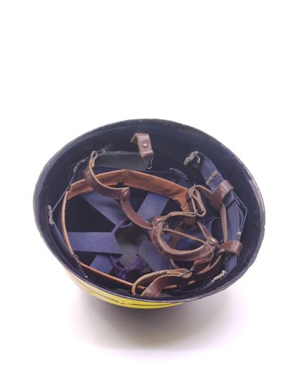Casque modèle 1953 de CRS

Fabrication PetitCollin...