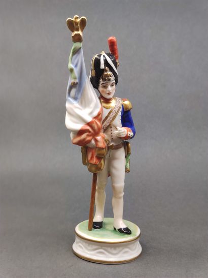 Ensemble de neuf statuettes en biscuit et...