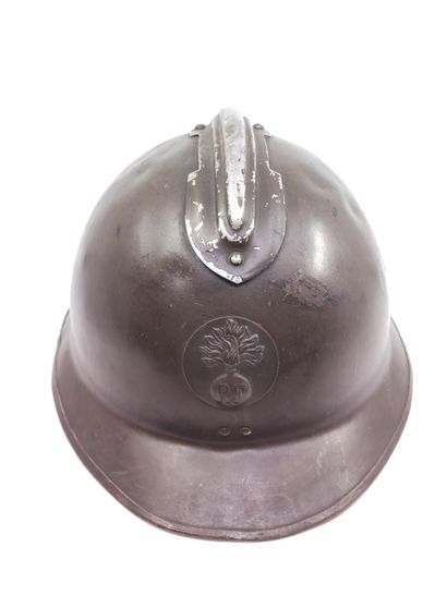 Casque Adrian modèle 26 d’infanterie. 

Bombe...