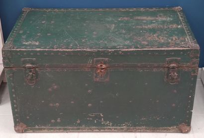 grand malle us en bois et metal transportant...