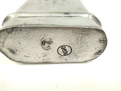 Flasque ou huillier en étain

gravée RV ...