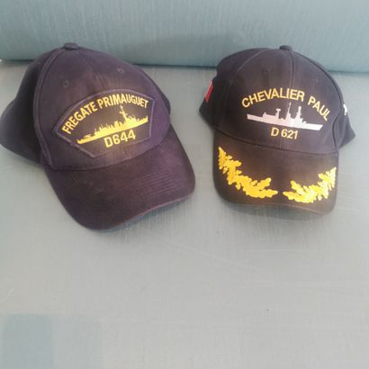 Quatre casquettes représentant deux fois...
