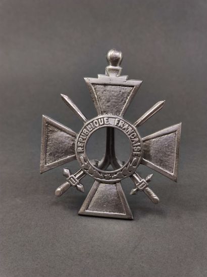 Cadre présentoir argenté à la croix de guerre....