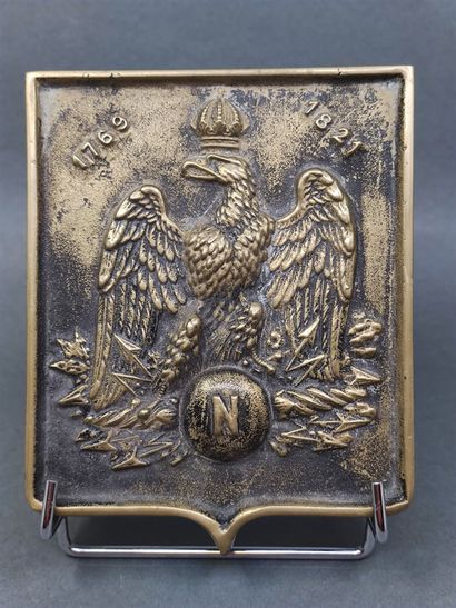 Plaque en bronze en forme de blason 

Représentant...