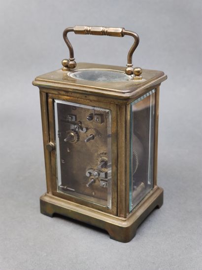 PENDULE d'officier en laiton à chiffres romains

Manque...