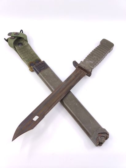 Set including : 

Dagger. Handle with leather...