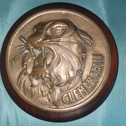 CLEMENCEAU

Tapes de bouche en bronze à motif...